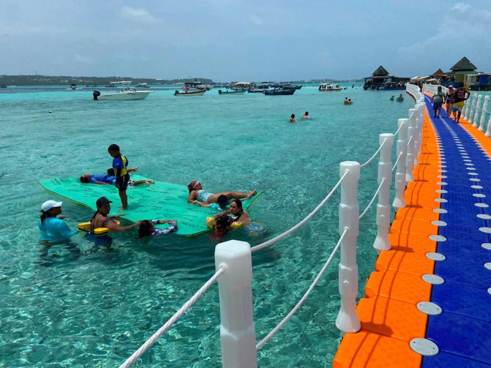 Puente flotante en El Acuario, San Andrés.