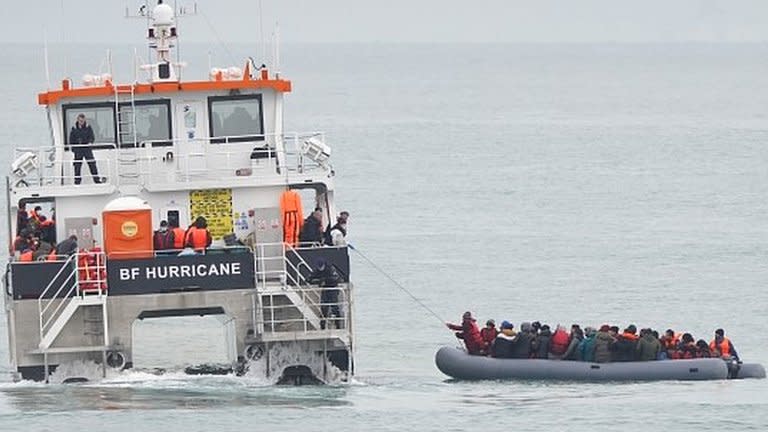 Un grupo de migrantes siendo rescatados en la costa de Kent, Reino Unido.