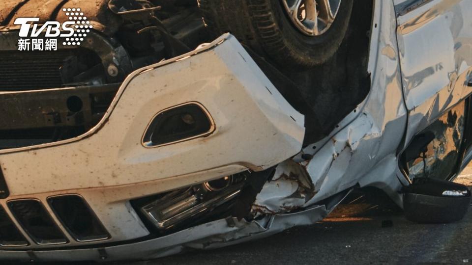 車輛翻覆造成吉娜頭部撞在車頂。（示意圖／Shutterstock達志影像）