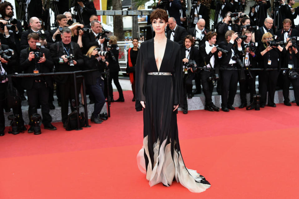 L’actrice espagnole Paz Vega dans une sublime robe noire signée Stephane Rolland avant la projection du film le “Bon Gros Géant” du réalisateur Steven Spielberg.