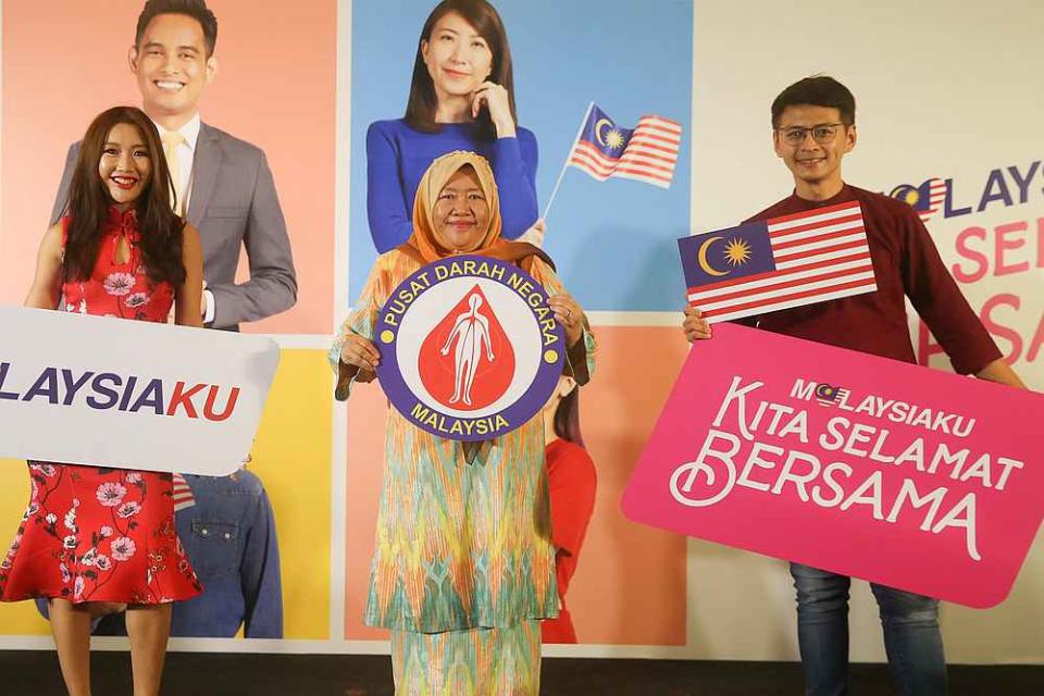 (From left) Astro Supersport host Michelle Lee, National Blood Centre director Dr Noryati Abu Amin and Astro AEC host Darren encourage Malaysians to take part in blood donation drives. — Picture by Choo Choy May