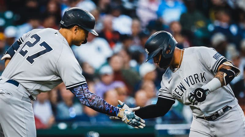 托瑞斯（Gleyber Torres）、史坦頓（Giancarlo Stanton）背靠背開轟。（圖／翻攝自洋基推特）