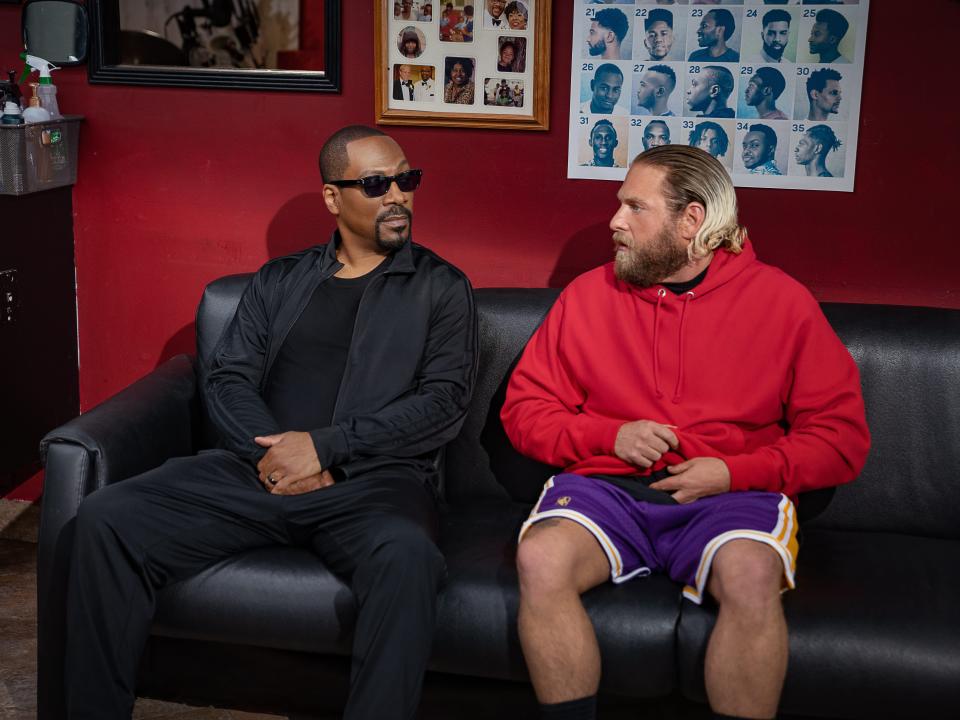 eddie murphy and jonah hill sitting next to each other on a couch in a scene from you people