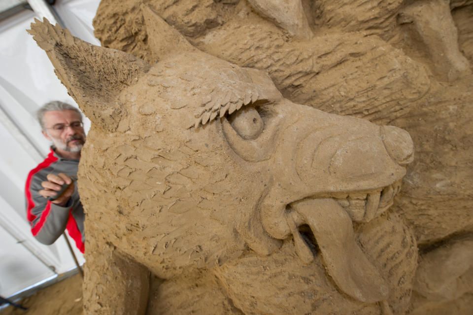 Der Bildhauer Thomas Dostal aus Tschechien erbaut die Sandskulptur des Wolfs aus dem Maerchen Rotkaeppchen