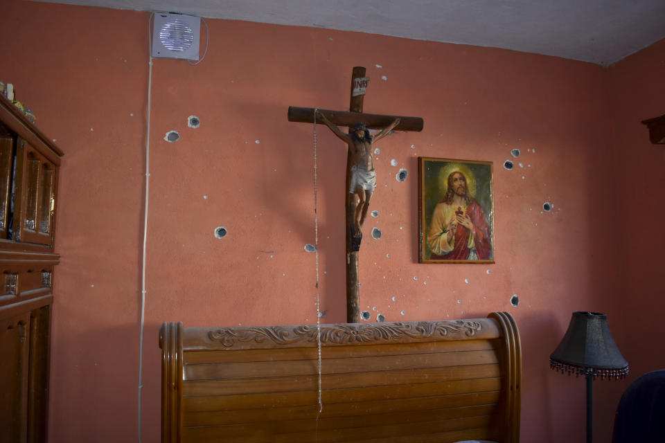 La pared de un cuarto de una casa presenta hoyos de balazos tras un tiroteo entre las fuerzas de seguridad de México y presuntos narcotraficantes, en Villa Unión, México, el sábado 30 de noviembre del 2019. (AP Foto/Gerardo Sánchez)