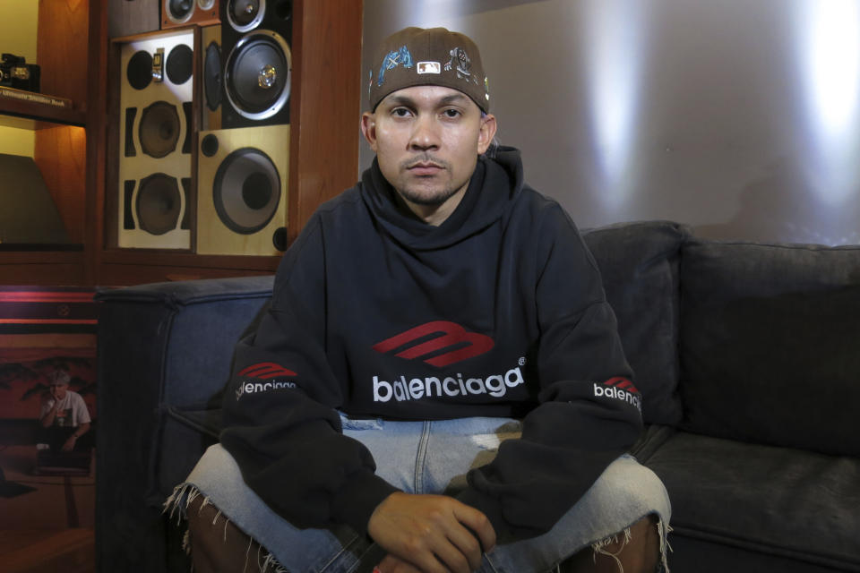 El DJ puertorriqueño y productor Tainy, cuyo más reciente álbum es "DATA", posa para un retrato durante una entrevista en la Ciudad de México el 3 de julio de 2023. (Foto AP/Berenice Bautista)