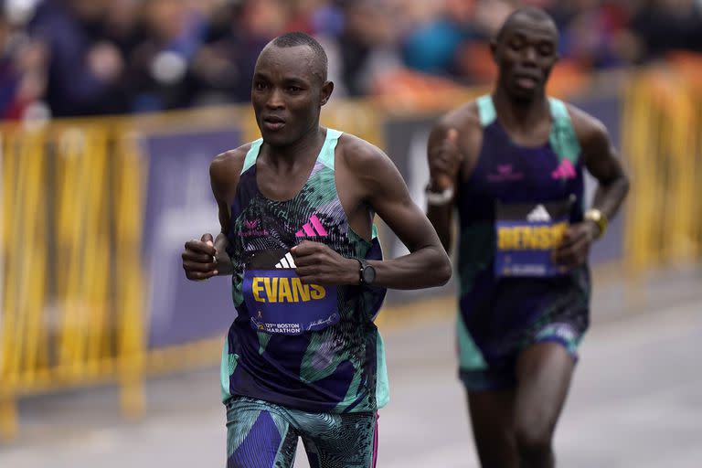 Evans Chebet, el campeón de Kenia, aventaja a su compatriota Benson Kipruto en la Maratón de Boston