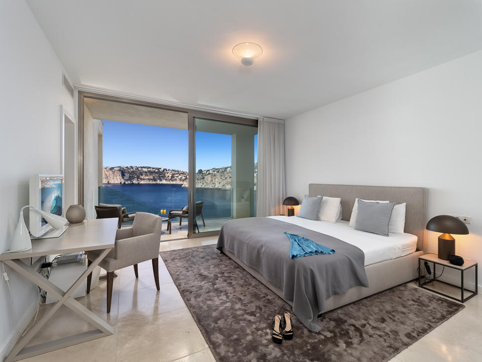 Una de las habitaciones con, como no, espectaculares vistas al mar. Foto: cortesía de Engel & Voelkers Mallorca.