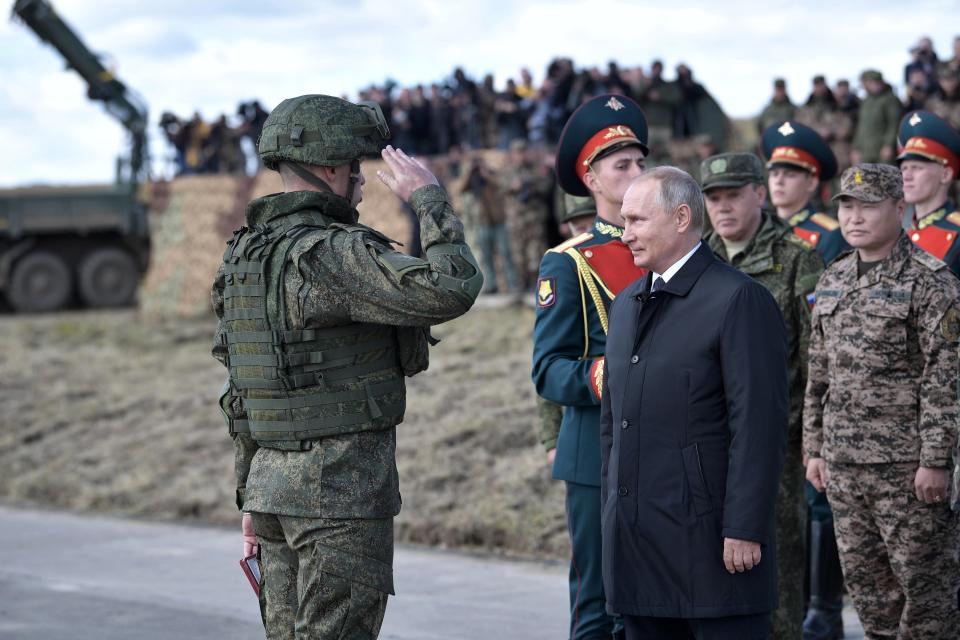 El presidente ruso, Vladímir Putin (d), asiste a las maniobras militares “Vostok-2018”, las mayores que realiza el país en casi 40 años, en el polígono militar de Tsogul, en la frontera con China y Mongolia, hoy, 13 de septiembre de 2018. EFE/ Alexey Nikolsky / Sputnik /