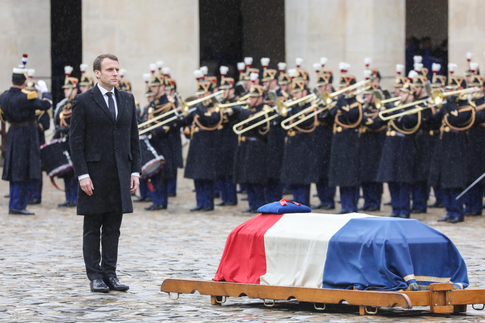 <p>Le 28 mars, dans la cour d’honneur des Invalides, Emmanuel Macron rend un vibrant hommage à Arnaud Beltrame, héros unanimement salué qui a donné sa vie lors de l’attaque jihadiste survenu dans l’Aude quelques jours plus tôt. “La lueur qu’il a allumée en nous ne s’est pas éteinte”, déclare le président de la République. Devant la famille du militaire, il salue un héros de “l’esprit français de résistance” qui aura “conjuré l’esprit de renoncement et d’indifférence”. Le colonel de 44 ans s’était substitué à une otage du terroriste Radouane Lakdim dans un supermarché de Trèbes et avait été tué en tentant de le désarmer, constatant l’échec des négociations. (Crédit ludovic MARIN / AFP) </p>