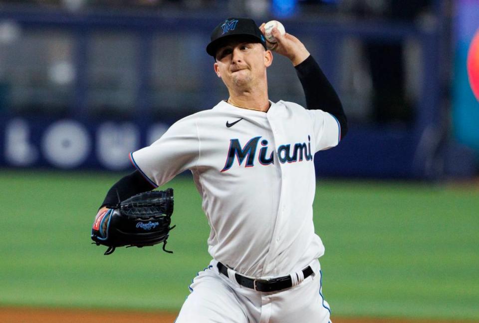 El abridor de los Marlins Braxton Garrett lanza en el primer inning del partido ante los Piratas de Pittsburgh, celebrado el 14 dejulio de 2022 en Miami.