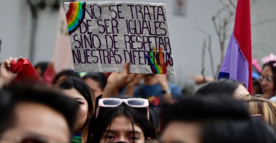 Miles participaron en la Caravana por el Orgullo LGBT+, con el lema "Todes marchamos junstrans", en la ciudad de México.
