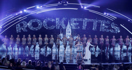 REFILE - UPDATING SLUG 2018 MTV Video Music Awards - Show - Radio City Music Hall, New York, U.S., August 20, 2018 - Anna Kendrick and Blake Lively perform with The Rockettes. REUTERS/Lucas Jackson