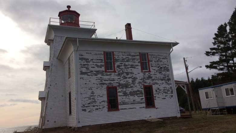 P.E.I.'s Blockhouse lighthouse getting overhaul after community group tells Coast Guard it's 'falling apart'