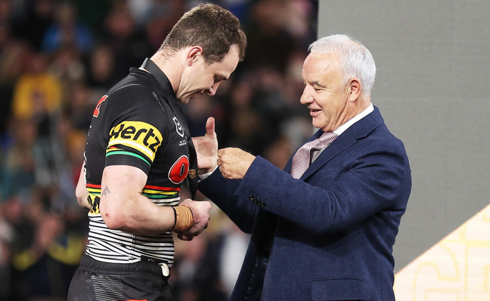 Rodney Churchill, photographié ici remettant à Dylan Edwards la médaille Clive Churchill après la grande finale de la LNR en 2022.