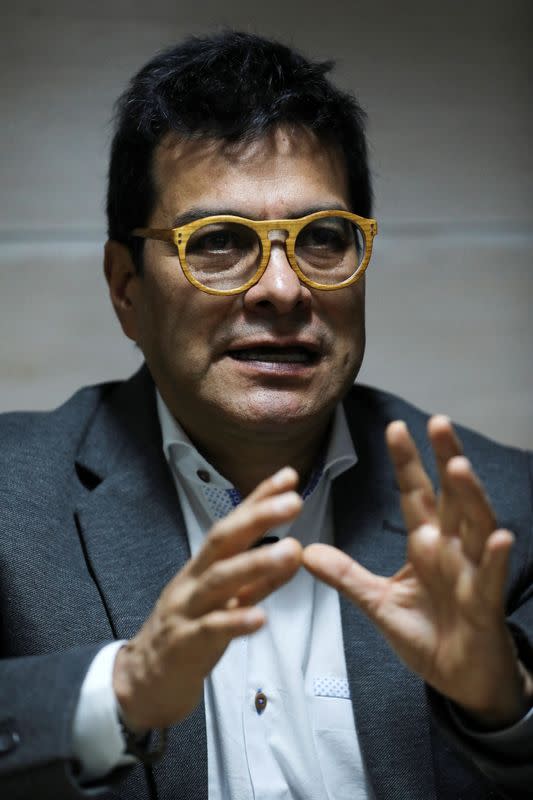 El alto comisionado para la paz de Colombia, Danilo Rueda, habla durante una entrevista con Reuters en Bogotá