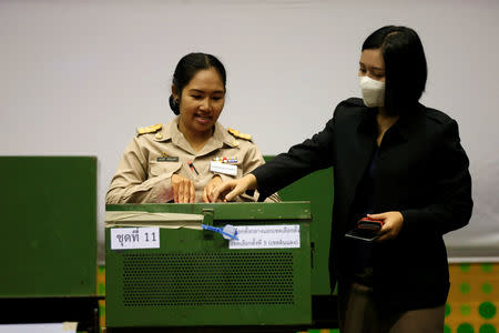 A woman casts her early vote for the upcoming Thai election at a polling station in Bangkok, Thailand, March 17, 2019. REUTERS/Soe Zeya Tun