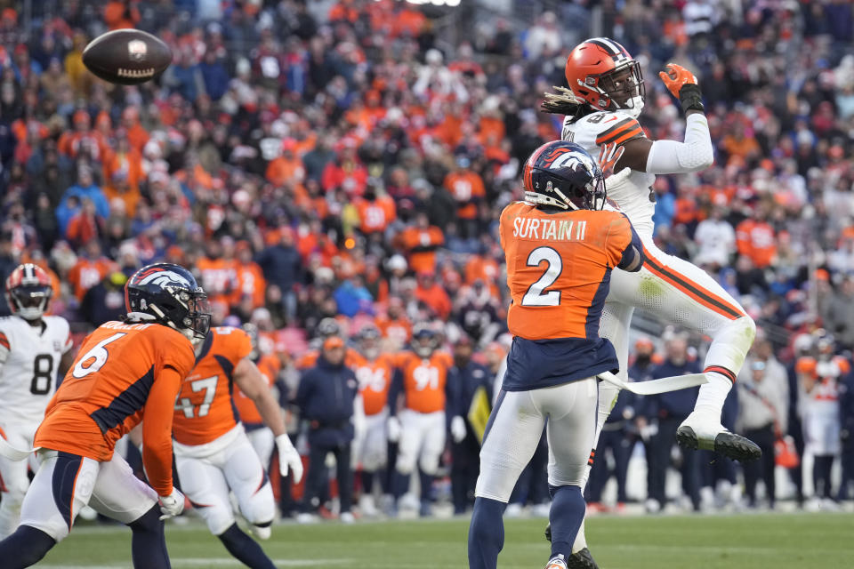 Cleveland Browns tight end David Njoku, right, is unable to catch a pass as Denver Broncos cornerback Pat Surtain II (2) defends during the second half of an NFL football game on Sunday, Nov. 26, 2023, in Denver. (AP Photo/David Zalubowski)