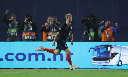 Tin Jedvaj de Croacia celebra tras anotar el tercer gol de su selección en la victoria 3-2 sobre España por el Grupo 4 de la Liga de Naciones de Europa, en el Stadion Maksimir, Zagreb, Croacia - Noviembre 15, 2018 REUTERS/Marko Djurica