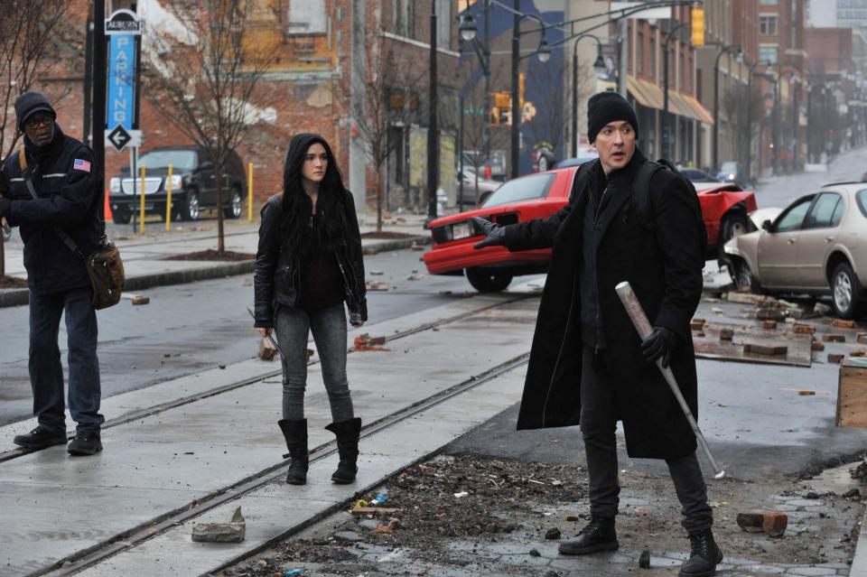 Samuel L. Jackson (left) and John Cusack (right) in <em>Cell</em> (Photo: Saban Films)