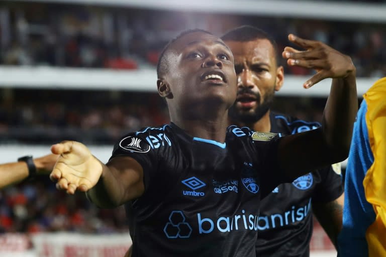 Nathan Fernandes celebra un gol de Gremio en la Copa Libertadores ante Estudiantes en partido jugado en La Plata, Argentina, el 23 de abril de 2024 (ALEJANDRO PAGNI)