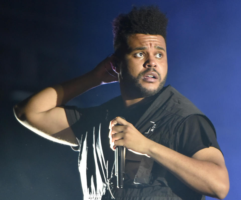 The Weeknd actúa en el festival Lollapalooza en Chicago el 4 de agosto de 2018. The Weeknd, quien fue nominado a ocho American Music Awards, fue completamente desairado en los Grammy el martes, cuando no recibió ninguna candidatura pese a tener un álbum No. 1. (Foto por Rob Grabowski/Invision/AP, Archivo)