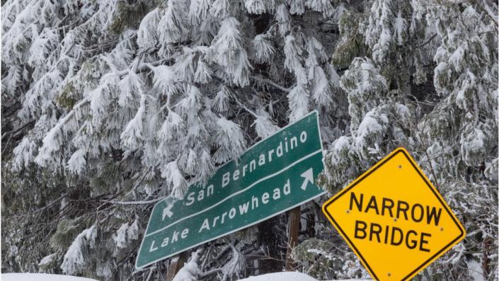 Señales de tráfico enterradas en la nieve