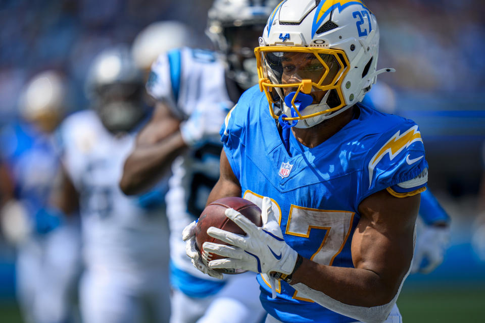 O running back do Los Angeles Chargers, JK Dobbins (27), faz um touchdown durante um jogo de futebol americano da NFL contra o Carolina Panthers no domingo, 15 de setembro de 2024, em Charlotte, NC. Os Chargers derrotaram os Panthers por 26 a 3. (Foto AP/Rusty Jones)