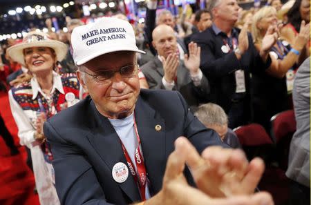 Foto del martes de un seguidor de Donald Trump en la convención del partido republicano en Cleveland, Ohio. Jul 19, 2016. Donald Trump aseguró el martes su candidatura a la presidencia de Estados Unidos como representante republicano, tras derrotar a 16 rivales, causar preocupación entre los líderes del partido y provocar controversia en la convención electoral en Cleveland. REUTERS/Jonathan Ernst