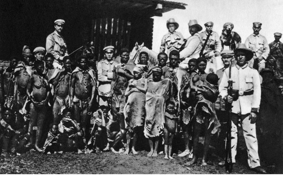 German colonial troops with Herero and Nama prisoners - INTERFOTO / Alamy Stock Photo 