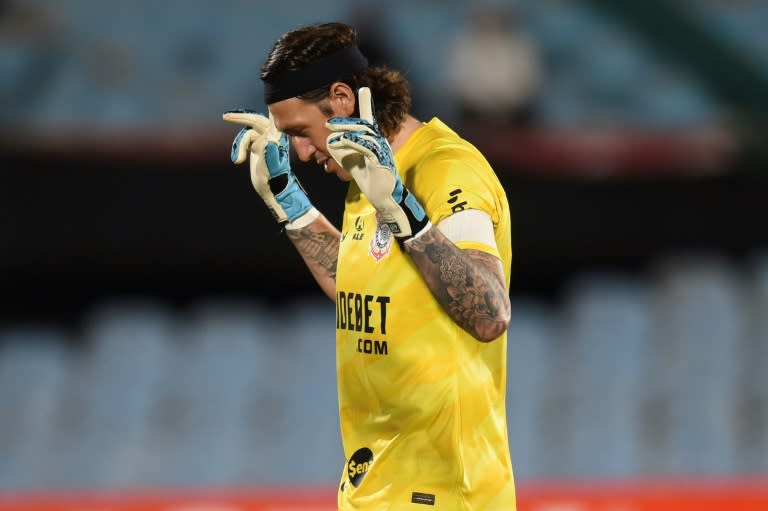 El portero brasileño Cássio gesticula antes del partido de la fase de grupos de la Copa Sudamericana entre el Racing de Uruguay y su exequipo, el Corinthians de Brasil, disputado en el estadio Centenario de Montevideo el 2 de abril de 2024. (DANTE FERNANDEZ)