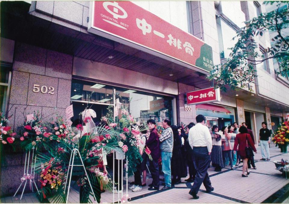 中一排骨是國內最早有裝冷氣的排骨快餐店，全盛時期有80家門市。（翻攝欣光食品官網）