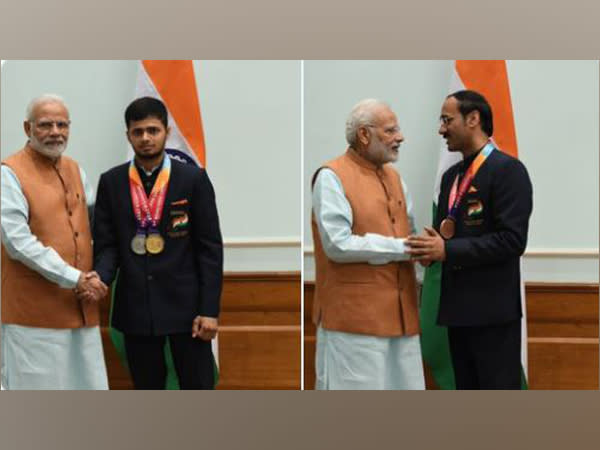 PM Modi with Tokyo Paralympic medallists Manish Narwal, Singhraj Adhana (Photo/Twitter)