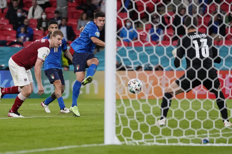 Zurdazo sensacional: Matteo Pessina marca el 2-0, que al final fue decisivo en el definitivo 2-1. (AP Photo/Frank Augstein, Pool)