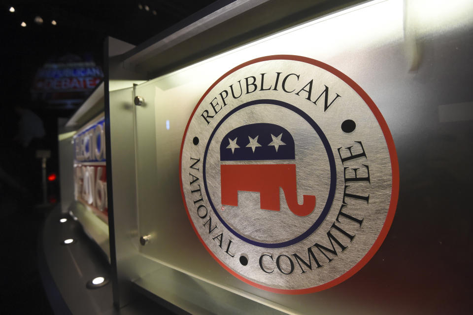 ARCHIVO - El logo del Comité Nacional Republicano se exhibe en el escenario al tiempo que personal realiza trabajo de preparación en el Coliseo North Charleston, el 1 de enero de 2016, en North Charleston, Carolina del Sur. (AP Foto/Rainier Ehrhardt, archivo)