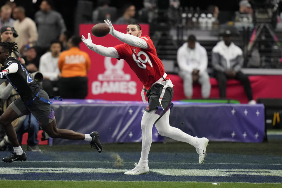 AFC tight end Mark Andrews (89) of the Baltimore Ravens makes a touchdown catch in the end zone during the flag football event at the NFL Pro Bowl against the NFC, Sunday, Feb. 5, 2023, in Las Vegas. (AP Photo/John Locher)