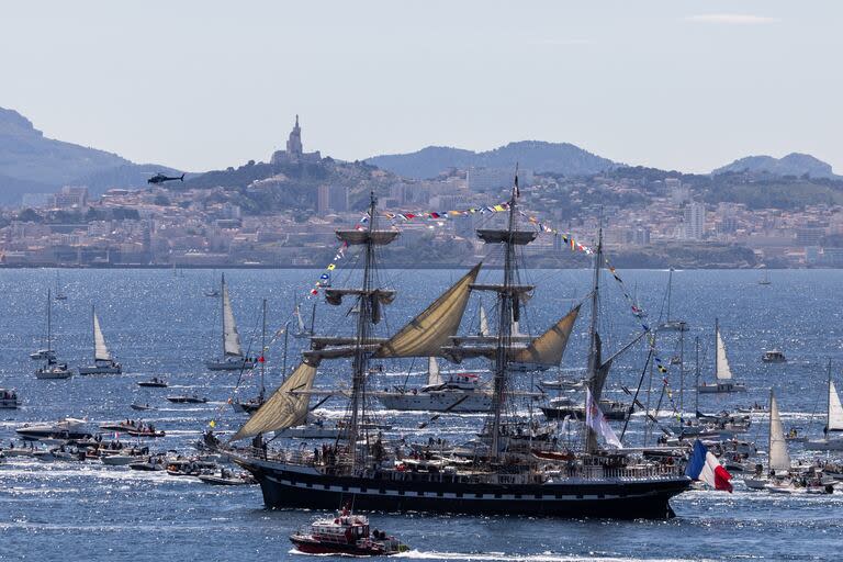 El velero Belem, que porta la llama olímpica y está acompañado por otros barcos, se acercan a Marsella, en el sur de Francia