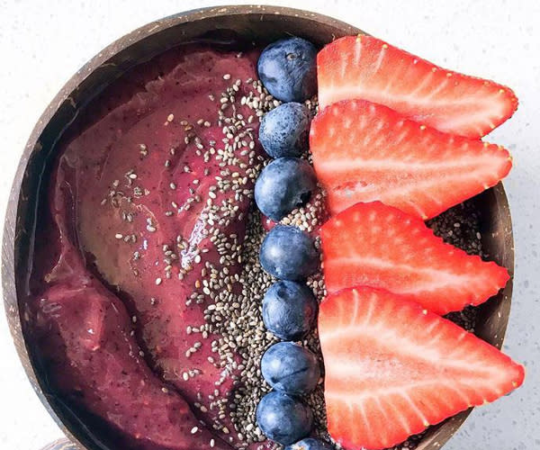 <p>Katie partage de temps en temps ses recettes de cuisine. Sur cette photo, on voit un « smoothie bowl » aux fruits rouges.<br> Crédit photo : Instagram Katie Lolas </p>