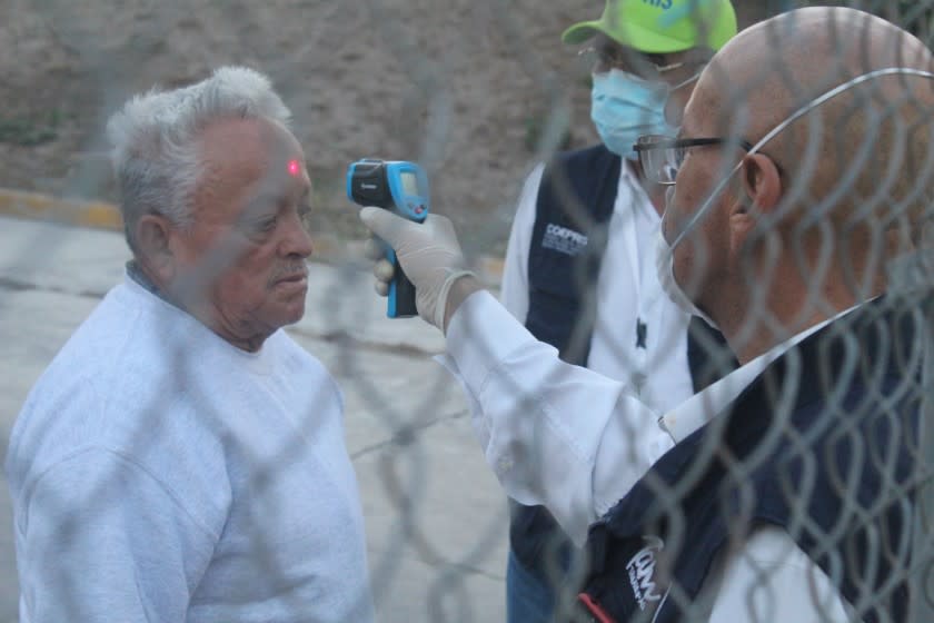 3 mexican health inspector checks returning mexican deportees from usa for temperatures matamoros.JPG