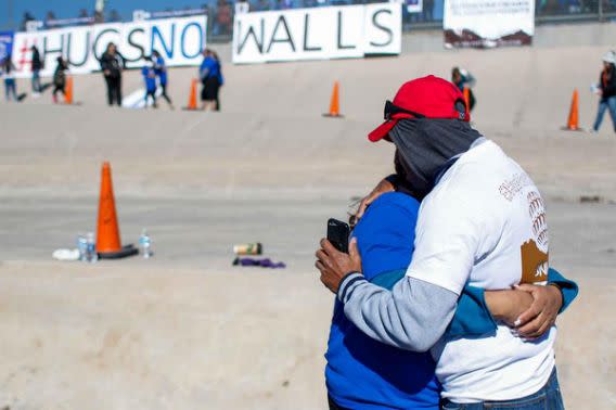 <p>Miles de familias divididas por la frontera entre México y Estados Unidos, se reencontraron hoy en la norteña Ciudad Juárez gracias a una iniciativa binacional que por cinco minutos les allanó el paso entre los dos países. Foto: EFE </p>