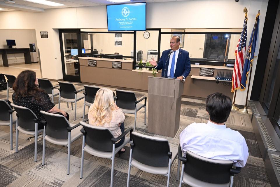 Macomb County Clerk Anthony Forlini conducts a training about jury duty in the Macomb County Circuit courthouse in 2023.