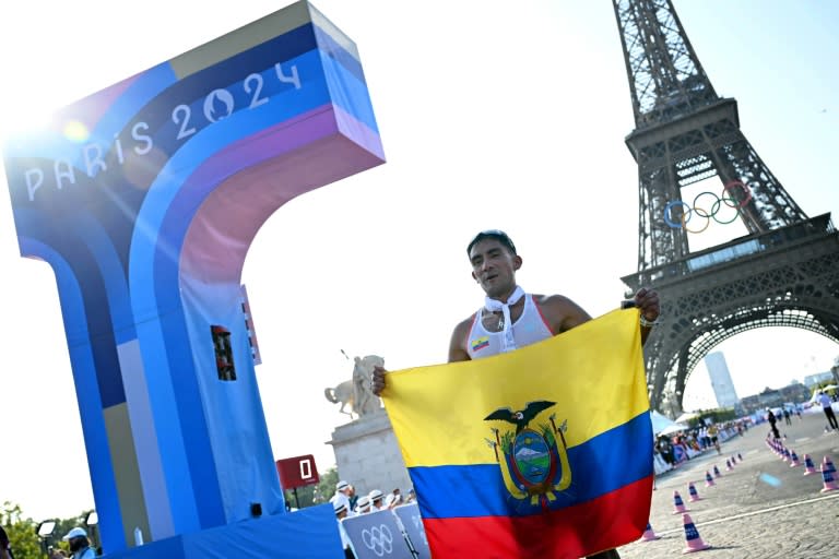 Daniel Pintado celebra su victoria en los 20 km marcha de los Juegos Olímpicos de París, el 1 de agosto de 2024 (Paul ELLIS)
