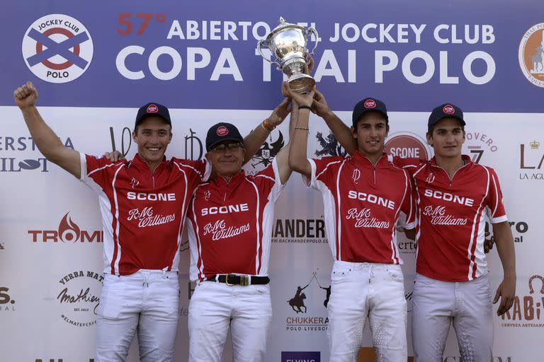 Barto Castagnola, el patrón australiano David Paradice, Poroto Cambiaso y Jeta Castagnola, los campeones de 2022 que defenderán la copa este año.