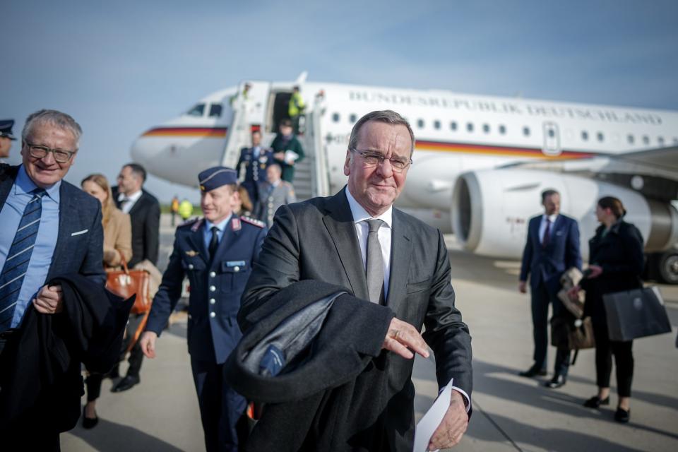Verteidigungsminister Boris Pistorius auf einem Militärflughafen - Copyright: picture alliance/dpa | Kay Nietfeld