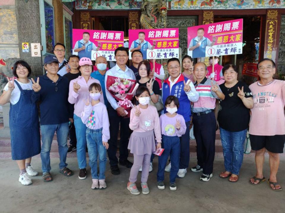 謝龍介（第二排左四）到大新營區謝票，在柳營代天院廣場接受支持者獻花，蔡育輝（第二排右四）及姚正玉（第二排左三）也到場感謝鄉親支持。 （記者陳佳伶攝）