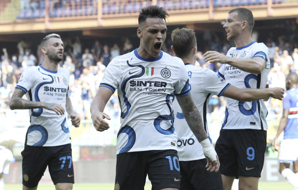 Lautaro Martínez del Inter celebra tras anotar el segundo gol en el empate 2-2 contra Sampdoria por la Serie A italiana, el domingo 12 de septiembre de 2021. (Tano Pecoraro/LaPresse vía AP)