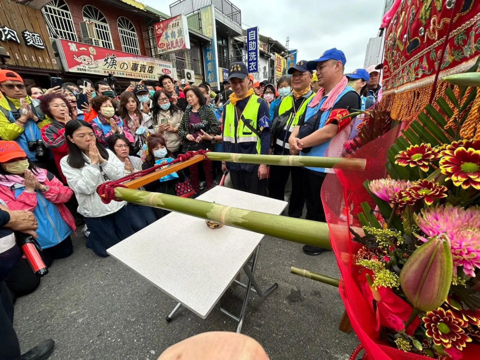 <strong>苑裡鎮長劉育育見媽祖駐駕祈福她也忍不住跪地淚謝。（圖／翻攝自苑裡鎮長 劉育育臉書）</strong>