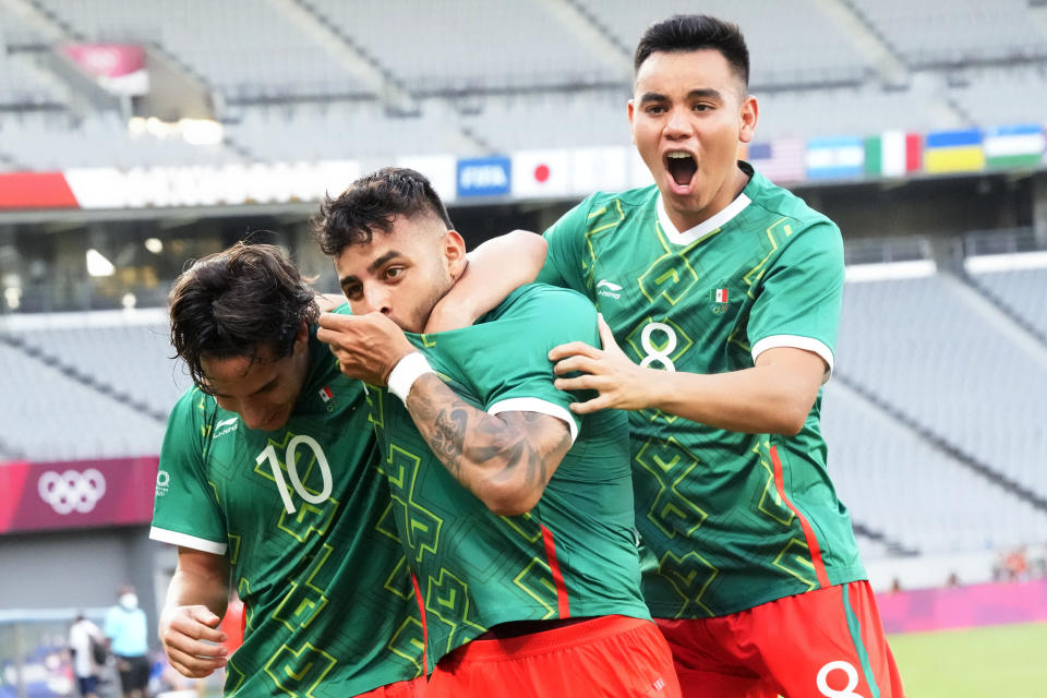 Alexis Vega (centro) celebra con sus compañeros Carlos Rodríguez (derecha) y Diego Lainez tras anotar un gol en la victoria 4-1 ante Francia en el fúbtol de los Juegos Olímpicos de Tokio 2020, el jueves 22 de julio de 2022, en Tokio. (AP Foto/Shuji Kajiyama).