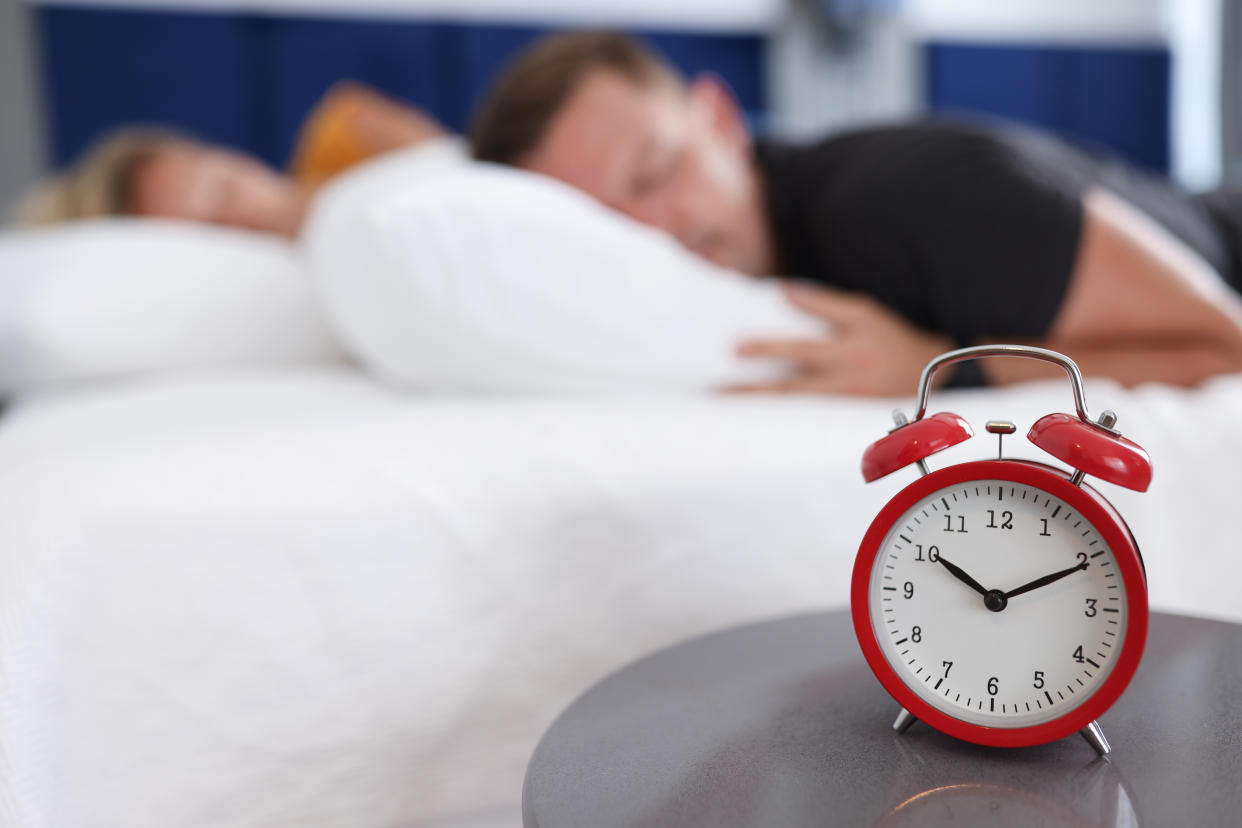 Un nuevo estudio sugiere la posibilidad de una relación entre el momento del inicio del sueño y el riesgo de desarrollar enfermedad cardiovacular, particularmente en las mujeres. (Foto: Getty)