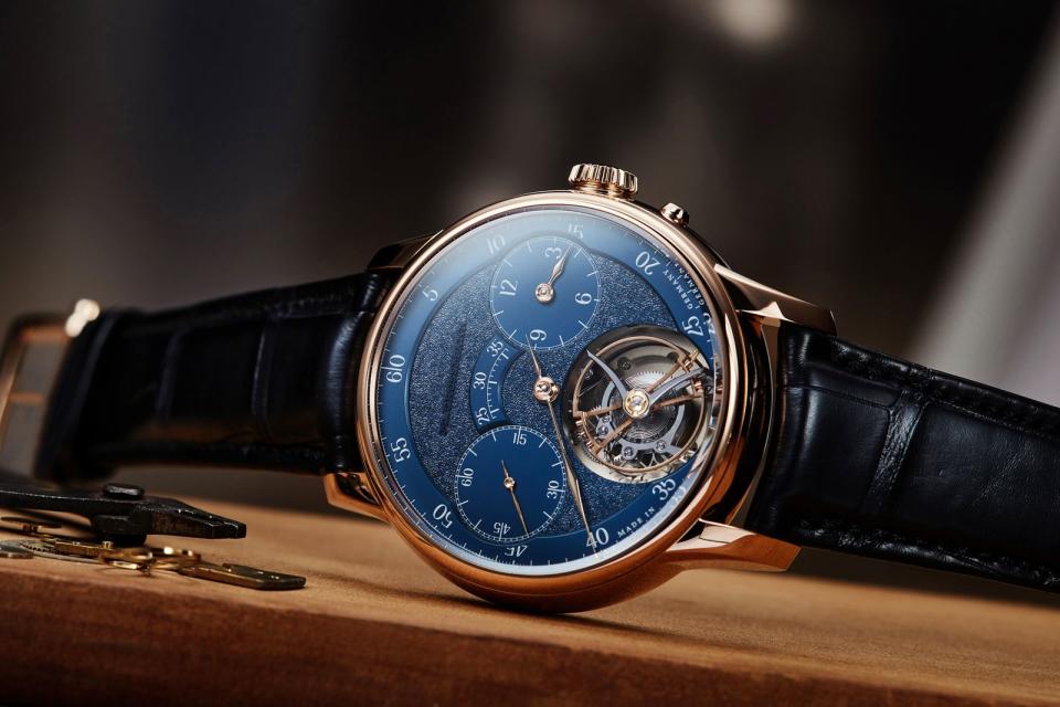 MORITZ GROSSMANN把代表瑞博品的藍⾊，表現在這款Tremblage陀飛輪腕錶當中，就連品牌的Logo也是藍色的，相當特別。